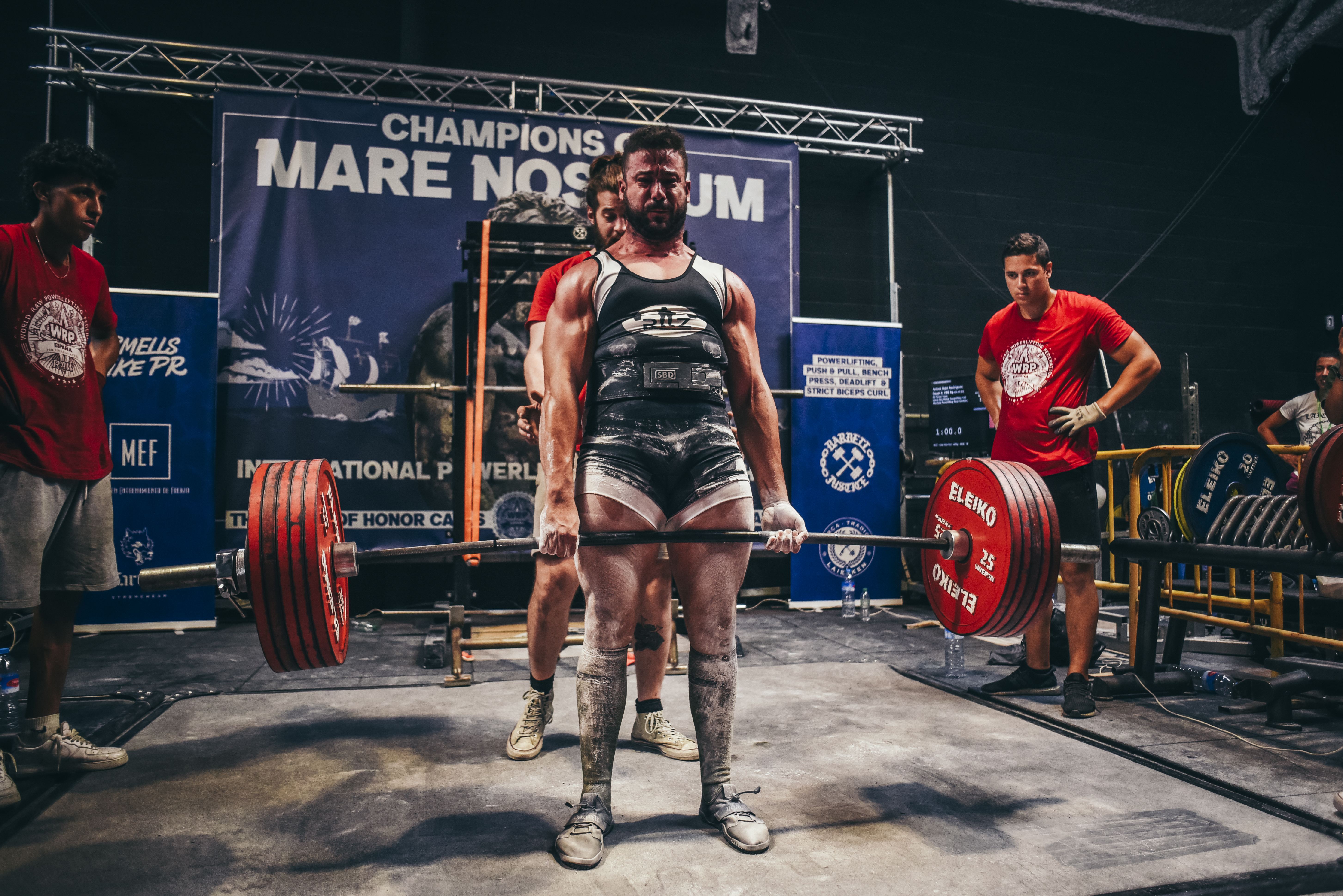 Atleta haciendo peso muerto en competición